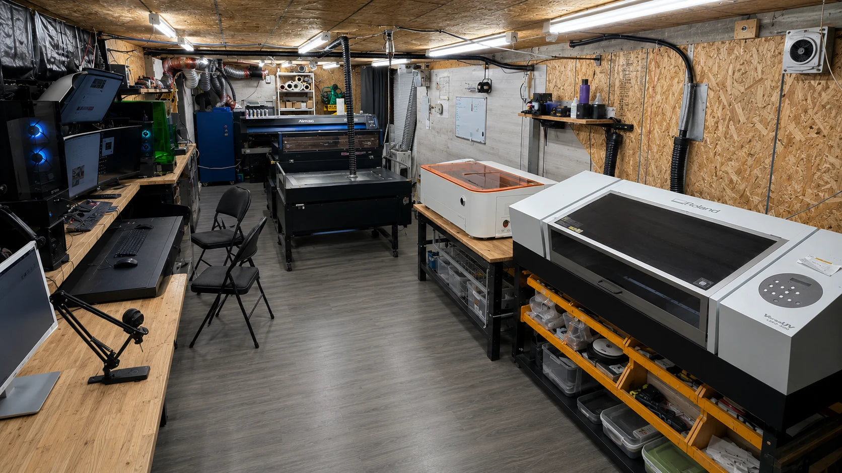 Rez-de-chaussée de l'atelier Création F2D2 : imprimante DTF Mimaki, graveuses laser, imprimante UV Roland et poste de conception graphique