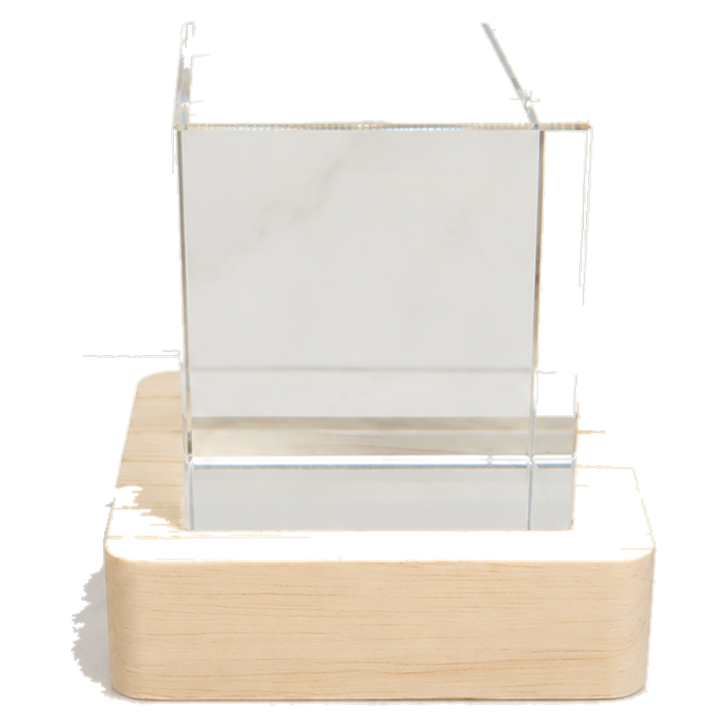 Cube de cristal sur socle en bois lumineux