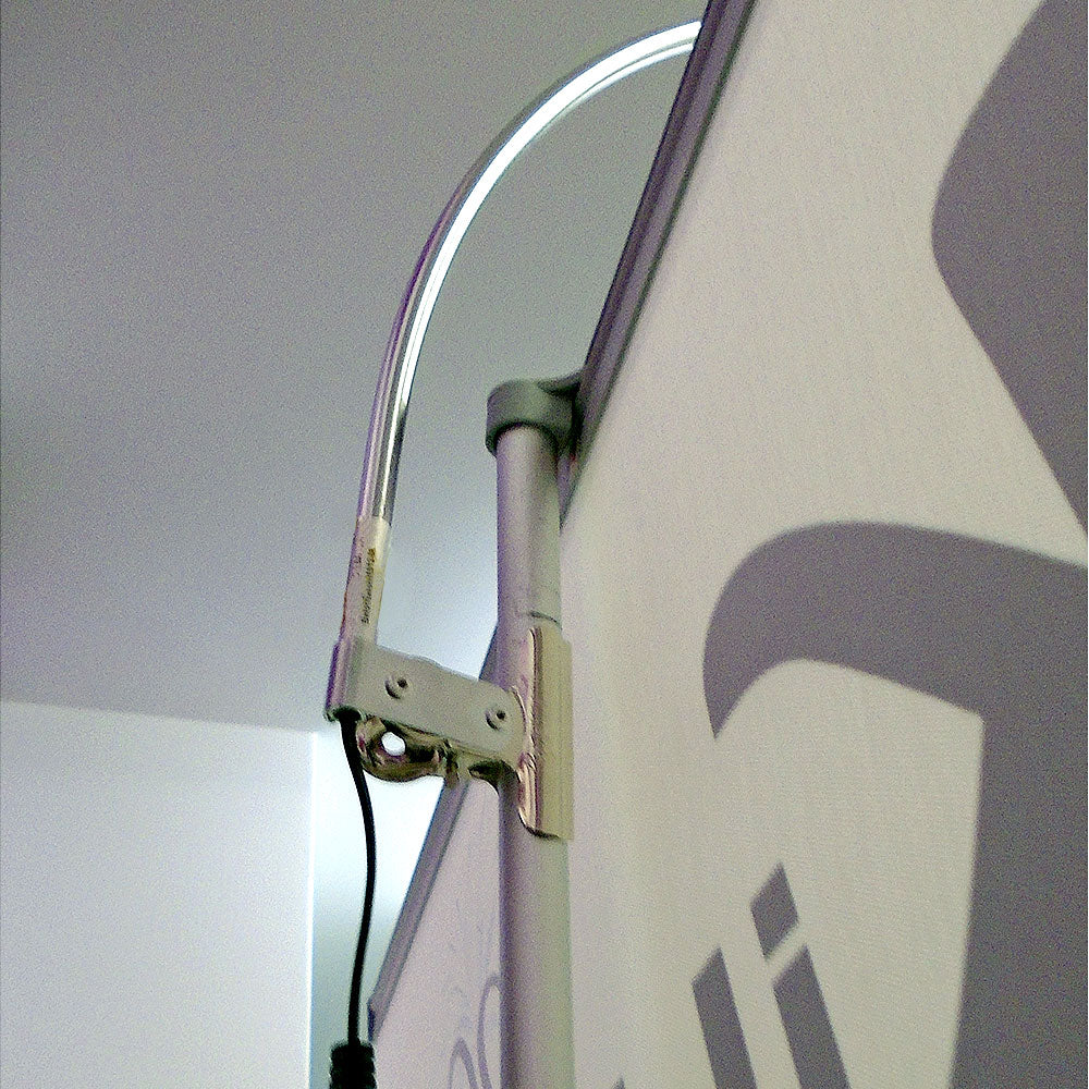 Lampe à clip fixée en haut du mât d'un porte-bannière